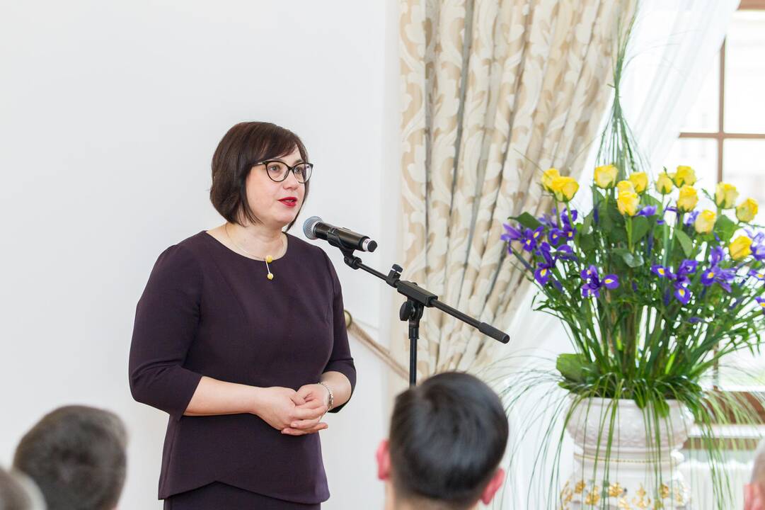 Pagerbė: Kauno rajono vicemeras Antanas Nesteckis gydytojai M.Karvovskienei įteikė savivaldybės medalį (pasižymėjimo ženklą).