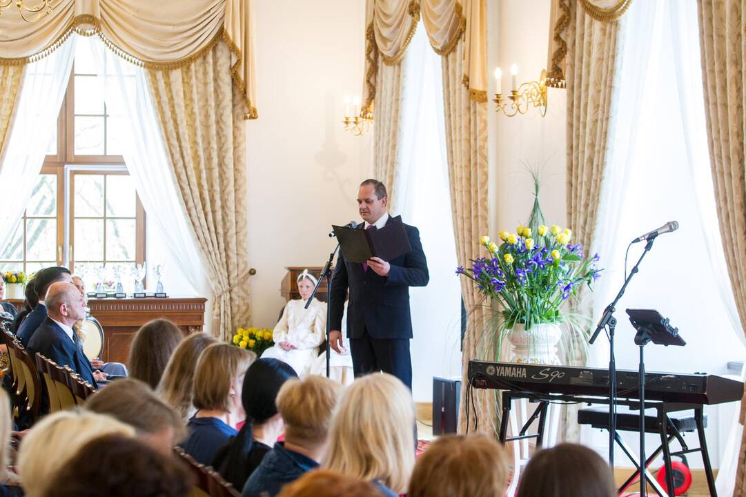 Pagerbė: Kauno rajono vicemeras Antanas Nesteckis gydytojai M.Karvovskienei įteikė savivaldybės medalį (pasižymėjimo ženklą).