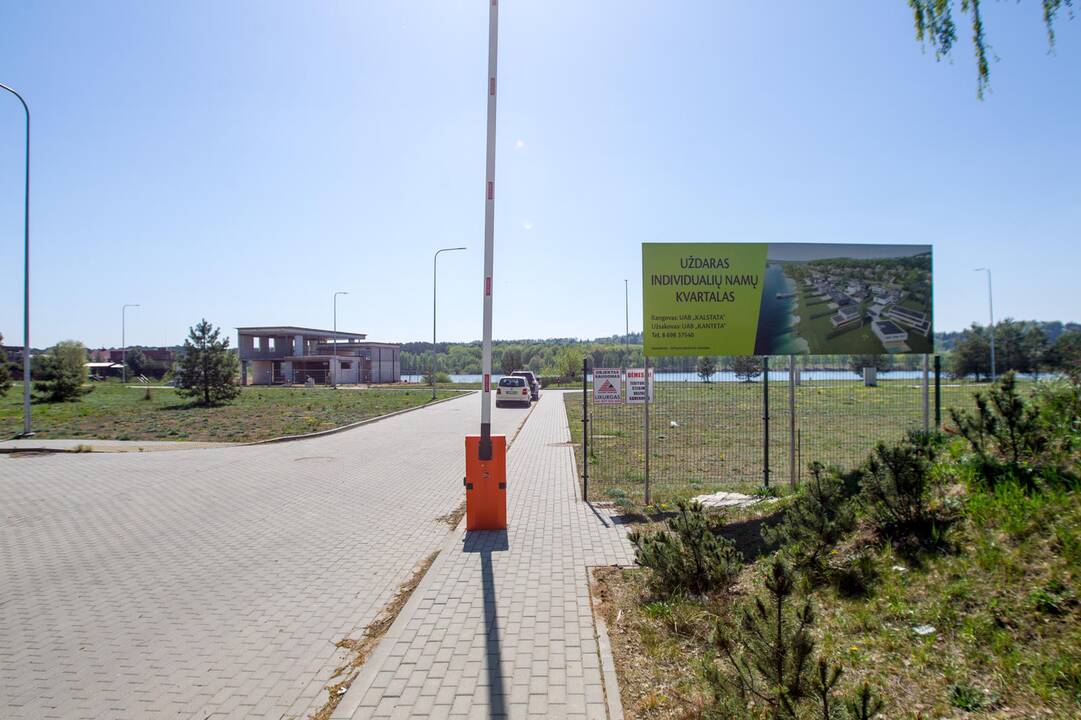 Ežeras: pirkėjus vilioja galimybė neišvykus iš miesto nuolat jausti sąlytį su gamta.