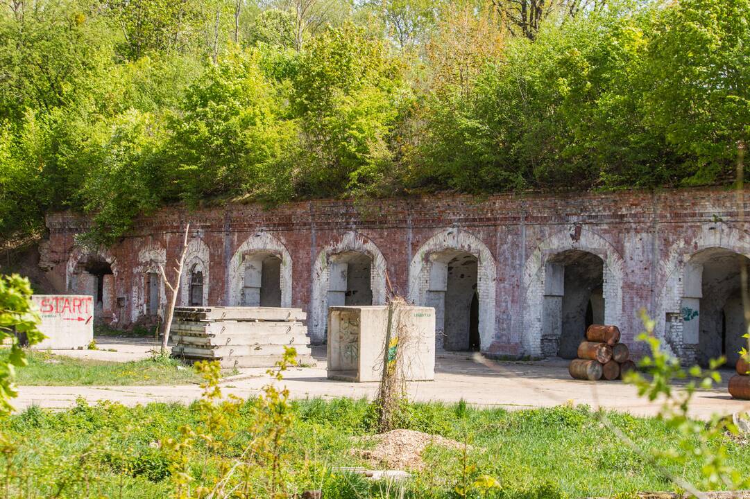 Privaloma: kultūros paveldas yra įpareigojęs forto valdytojus nuo stogo kirsti medžius.