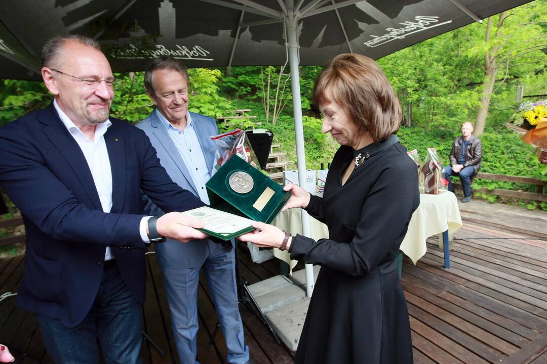 Įvertintos: šeštąja Kauno prekybos, pramonės ir amatų rūmų ekonomikos temų konkurso nugalėtoja tapo "Kauno dienos" žurnalistė Edita Radzevičiūtė-Šileikė. Medalis "Už nuopelnus žurnalistikai" – "Kauno dienos" žurnalistės Virginijos Skučaitės rankose.