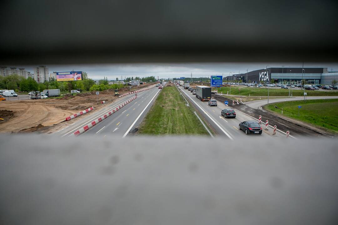 Painu: magistralėje vyrauja chaosas, nes vairuotojai nesusigaudo, kuriomis eismo juostomis važiuoti.