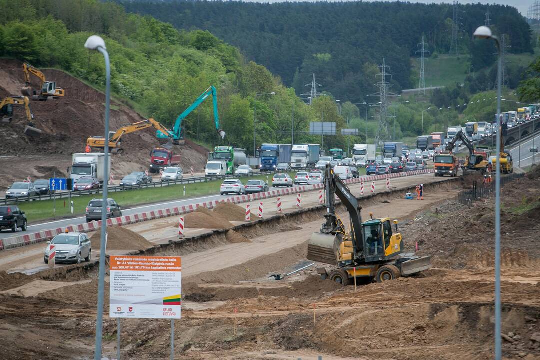 Painu: magistralėje vyrauja chaosas, nes vairuotojai nesusigaudo, kuriomis eismo juostomis važiuoti.