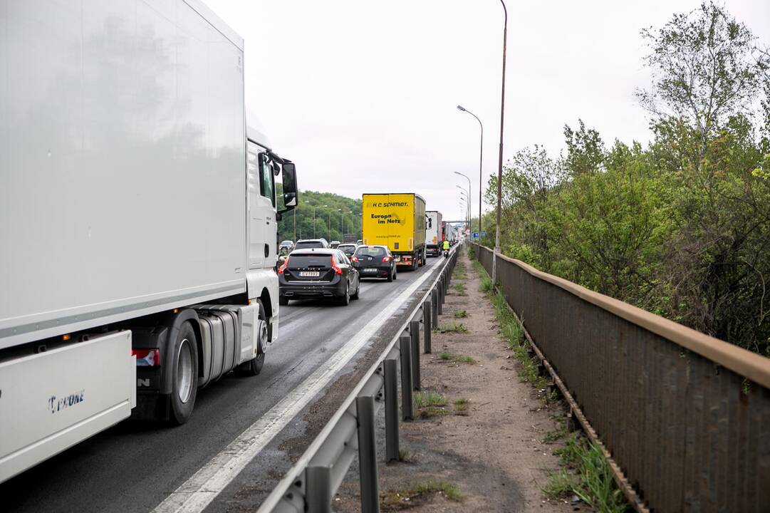Painu: magistralėje vyrauja chaosas, nes vairuotojai nesusigaudo, kuriomis eismo juostomis važiuoti.