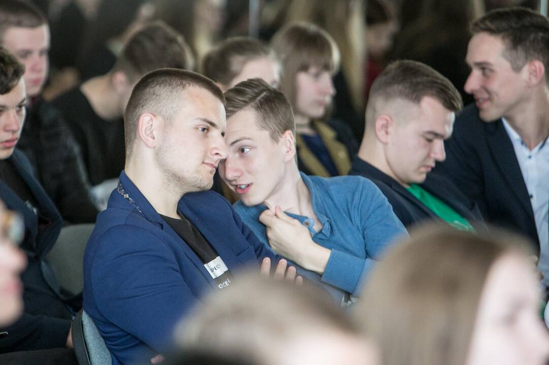 Programa: po akademinės valandos "Aušros" gimnazijoje H.Kunčius žadėjo paskanauti garsiųjų Kauno spurgų.