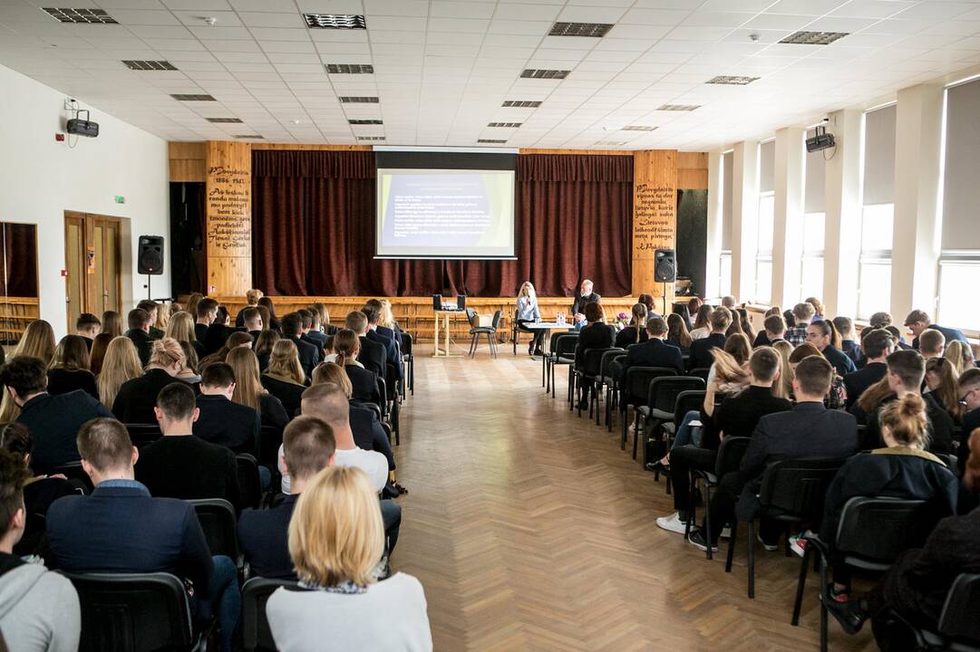 Programa: po akademinės valandos "Aušros" gimnazijoje H.Kunčius žadėjo paskanauti garsiųjų Kauno spurgų.