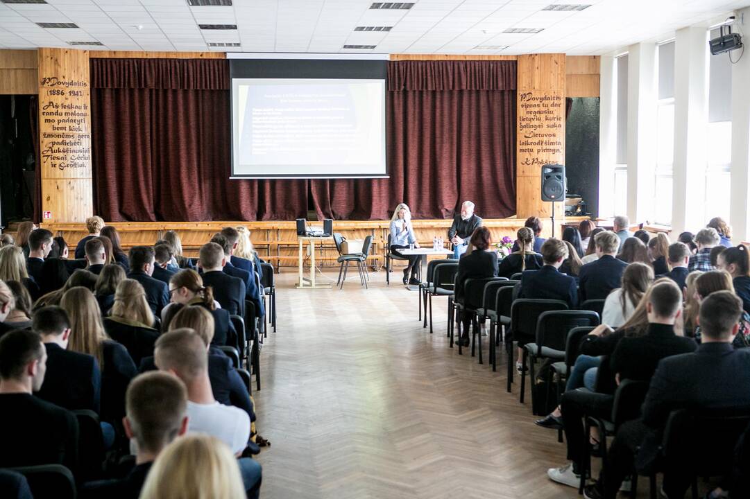 Programa: po akademinės valandos "Aušros" gimnazijoje H.Kunčius žadėjo paskanauti garsiųjų Kauno spurgų.