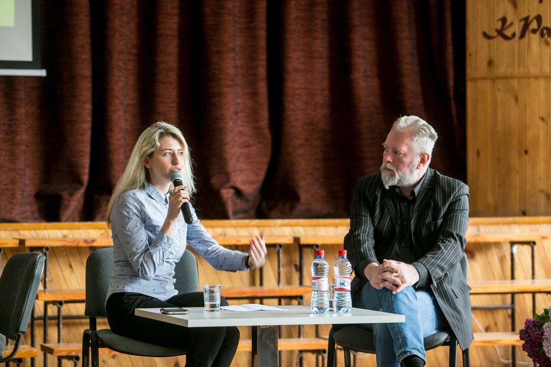 Programa: po akademinės valandos "Aušros" gimnazijoje H.Kunčius žadėjo paskanauti garsiųjų Kauno spurgų.