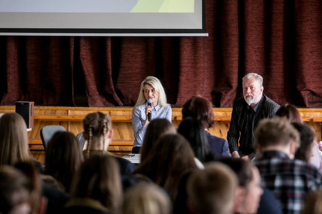 Programa: po akademinės valandos "Aušros" gimnazijoje H.Kunčius žadėjo paskanauti garsiųjų Kauno spurgų.