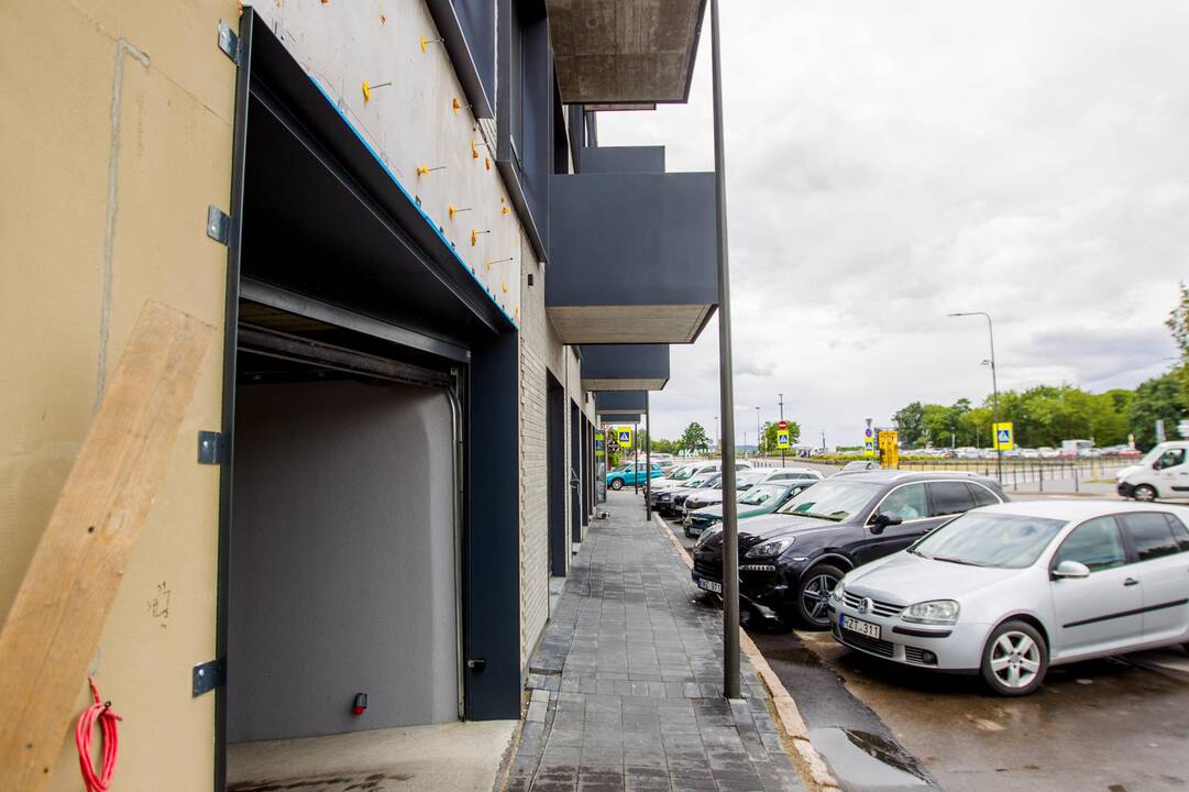 Riba: pastato siena sutampa su valstybinio sklypo riba, bet balkonai – jau virš jos.