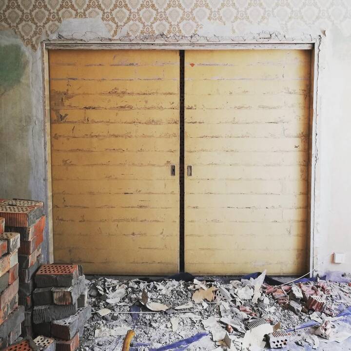 Prapuolenės: ilgus metus jos slėpėsi po tinko ir pilkų dažų sluoksniu.