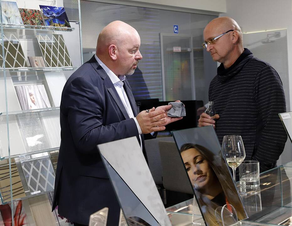 Pristatymas: renginio metu pademonstruota, kaip stiklas skyla ir koks stiklas yra saugus.