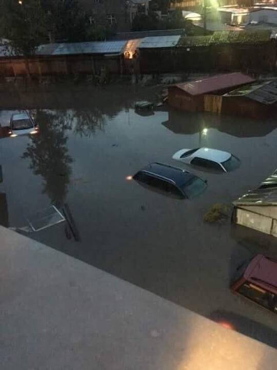 Vieta: nelaimė ištiko Šiaulių g. 50 namo, kurio dalis ir kiemas yra dauboje, gyventojus.