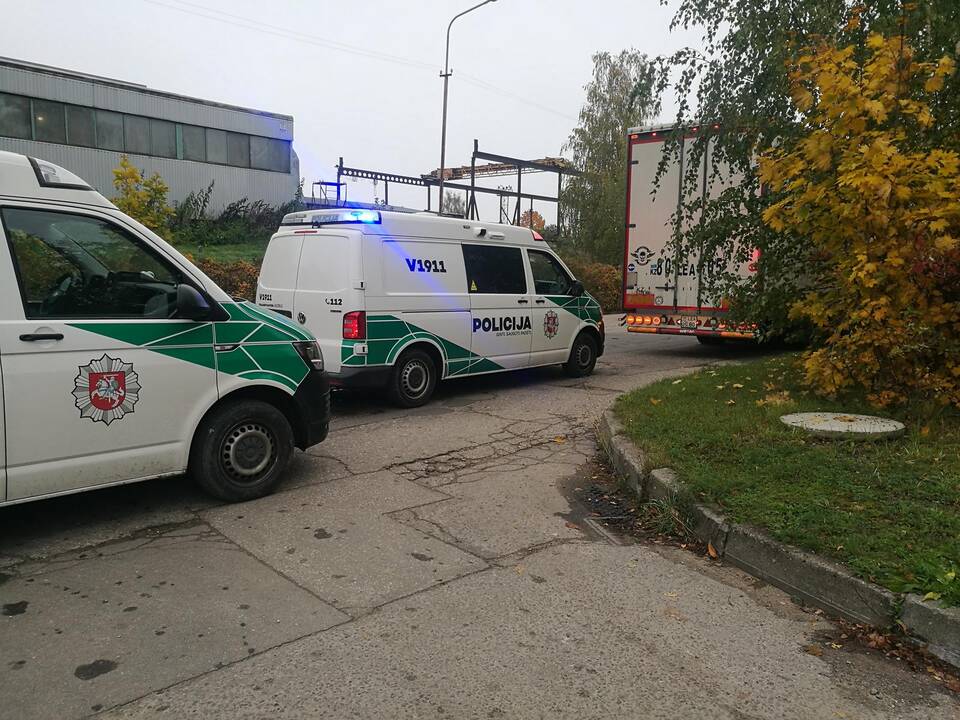 Įtarimai: manoma, kad krovininis įmonės automobilis buvo padegtas iš keršto.
