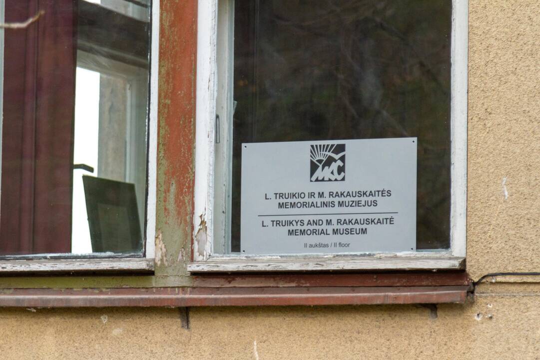 Būklė: aptriušęs E.Fryko g. 14 namo, kuriame įsikūręs L.Truikio ir M.Rakauskaitės memorialinis muziejus ir Vaidelių šeima, fasadas prašyte prašosi remonto.