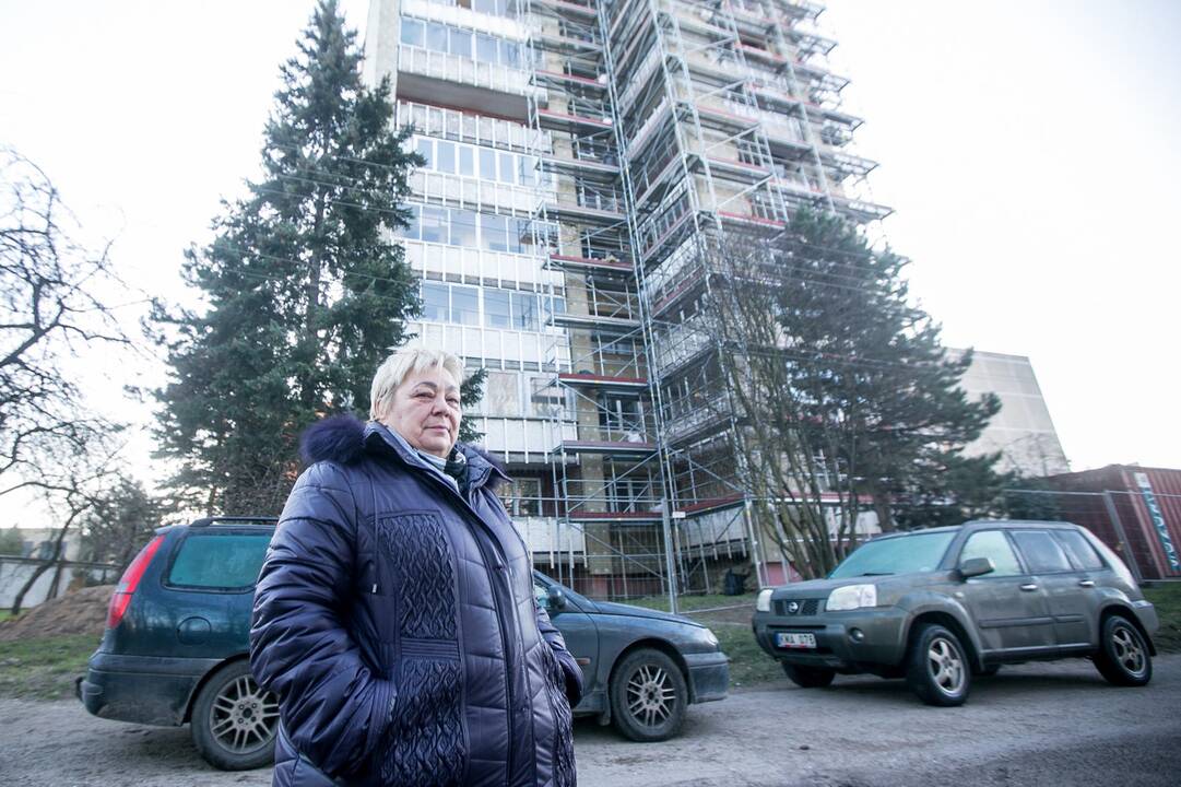 Padėtis: M.Gliksmanavičienė galėjo parodyti tik tuščius paskutinio rangovo paliktus pastolius.