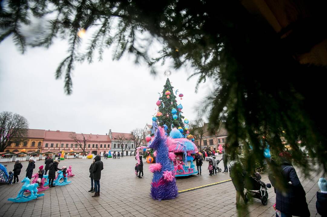 Kauniečiai ir miesto svečiai aplankė kosminę kalėdų eglę