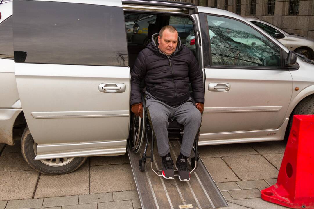 Švytuoklė: anksčiau savo statybos bendrovę valdęs Ramūnas dabar nejaučia pusės kūno ir po valandos sėdėjimo patiria didžiulius skausmus, todėl abejoja, ar jam pavyktų susirasti darbą.