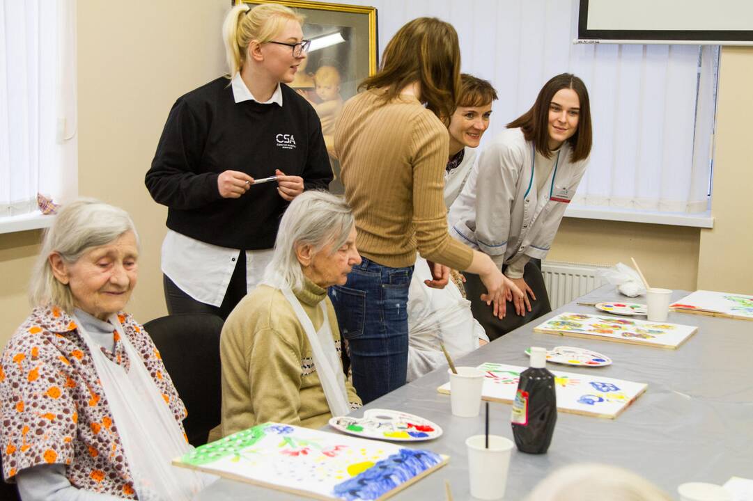 Kauno kolegijos studentai aplankė sergančiuosius