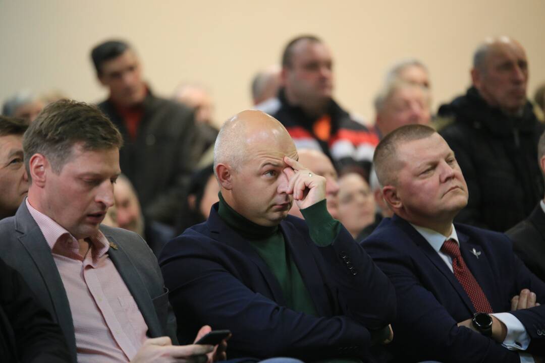 Bendravimas: susitikime su vietos gyventojais Suvalkijos nacionalinio parko steigimo planus pristatęs aplinkos apsaugos ministras S. Gentvilas išgirdo aštrių pastebėjimų.