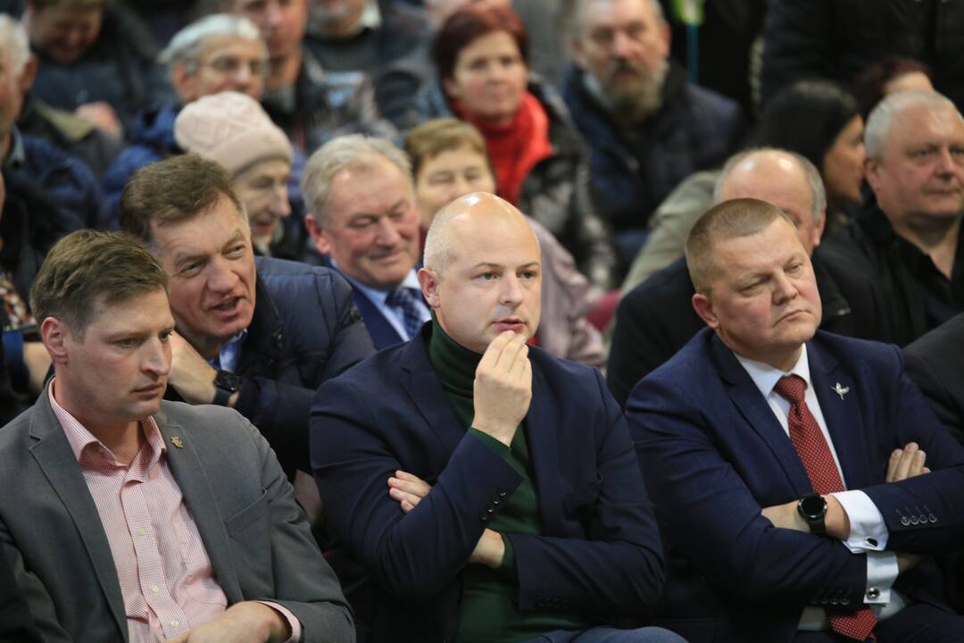 Bendravimas: susitikime su vietos gyventojais Suvalkijos nacionalinio parko steigimo planus pristatęs aplinkos apsaugos ministras S. Gentvilas išgirdo aštrių pastebėjimų.