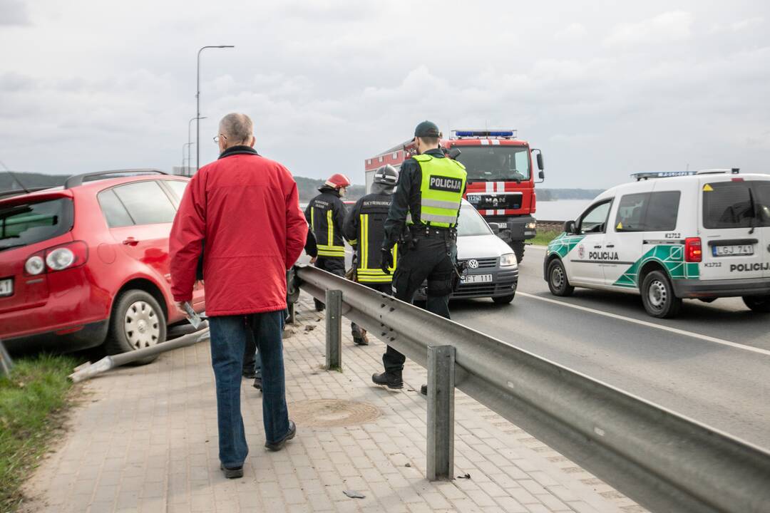 Kaune ant atitvaro pavojingai pakibo moters vairuojamas „Volkswagen“