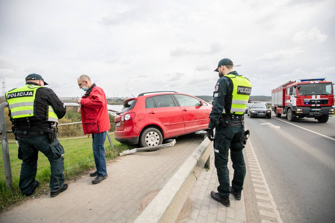 Kaune ant atitvaro pavojingai pakibo moters vairuojamas „Volkswagen“
