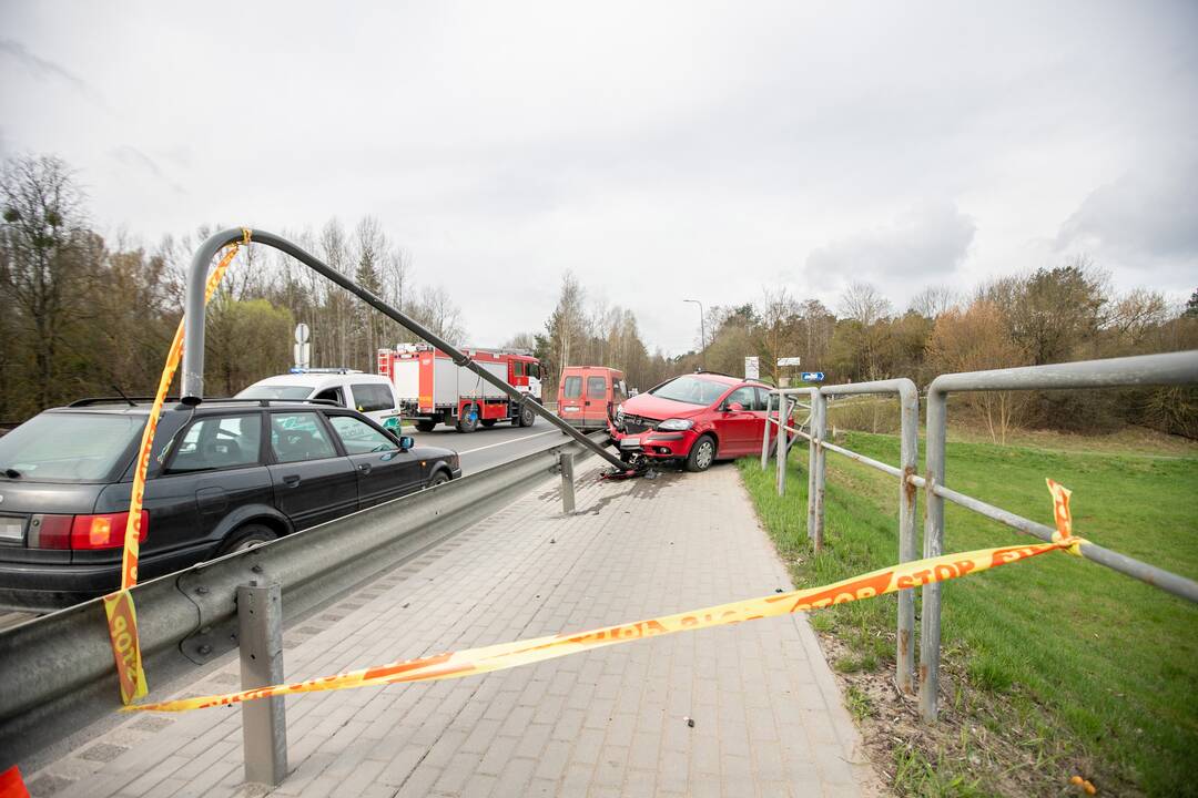 Kaune ant atitvaro pavojingai pakibo moters vairuojamas „Volkswagen“