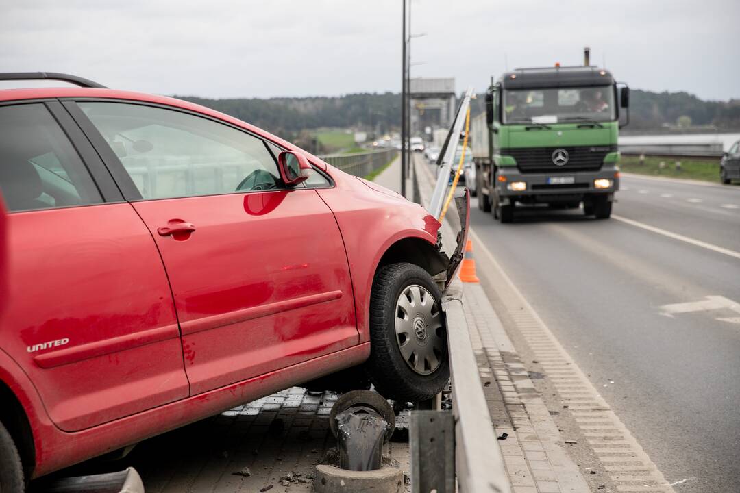 Kaune ant atitvaro pavojingai pakibo moters vairuojamas „Volkswagen“