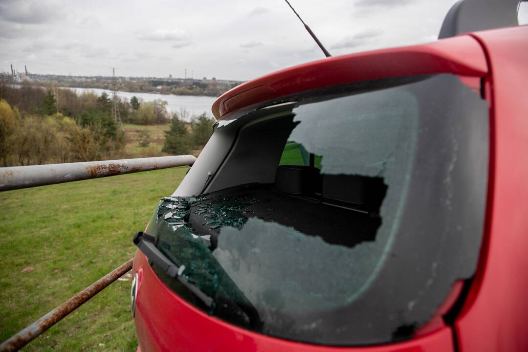 Kaune ant atitvaro pavojingai pakibo moters vairuojamas „Volkswagen“