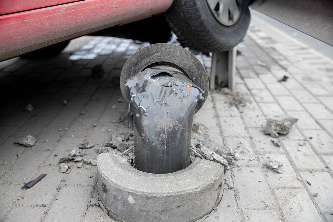 Kaune ant atitvaro pavojingai pakibo moters vairuojamas „Volkswagen“