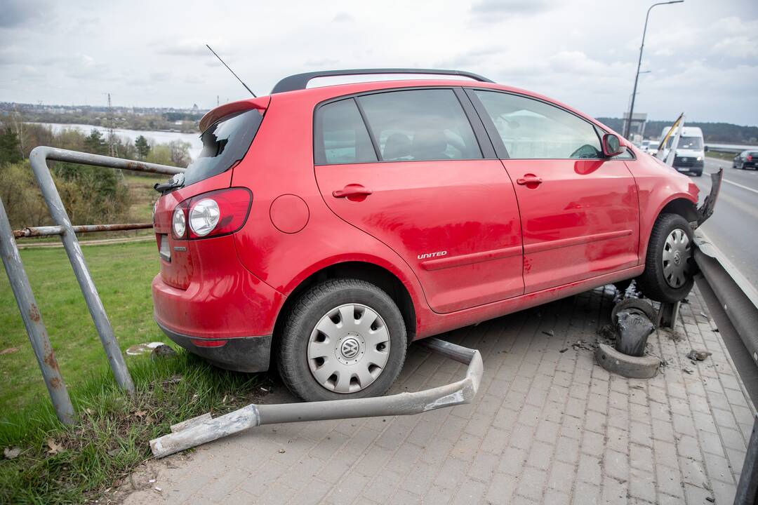 Kaune ant atitvaro pavojingai pakibo moters vairuojamas „Volkswagen“