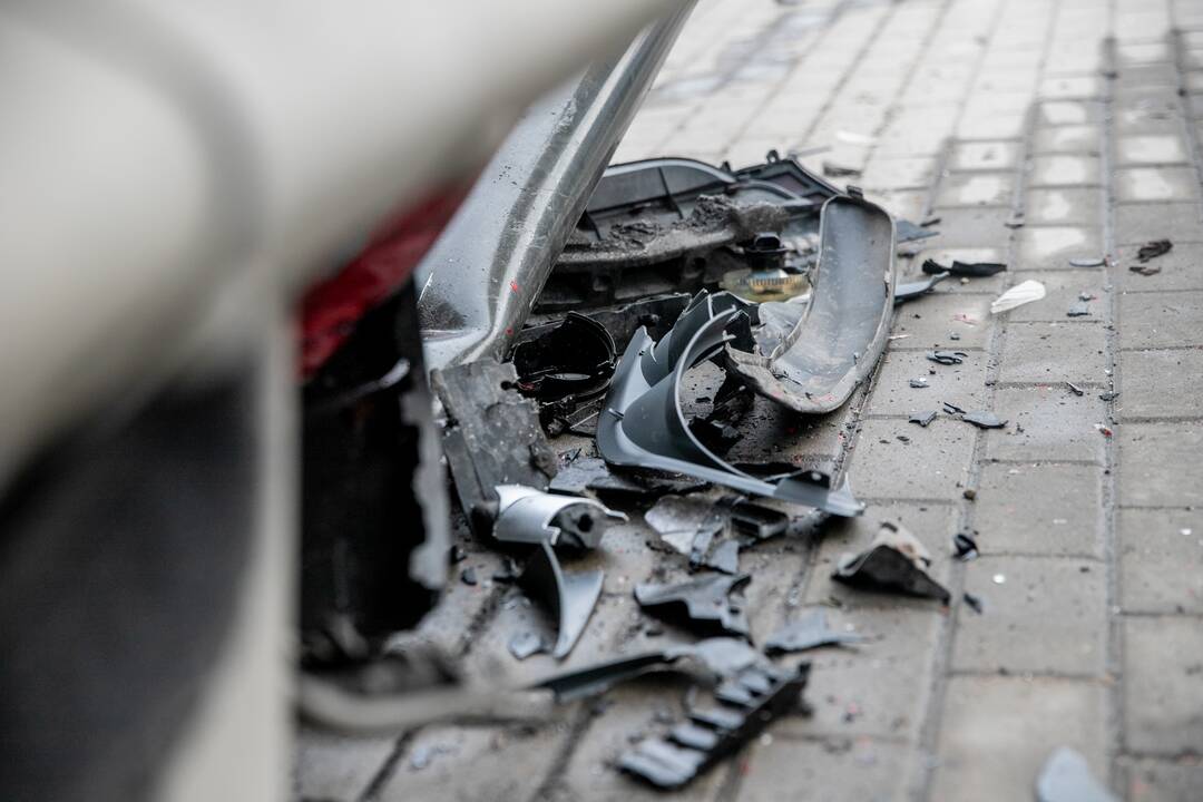 Kaune ant atitvaro pavojingai pakibo moters vairuojamas „Volkswagen“