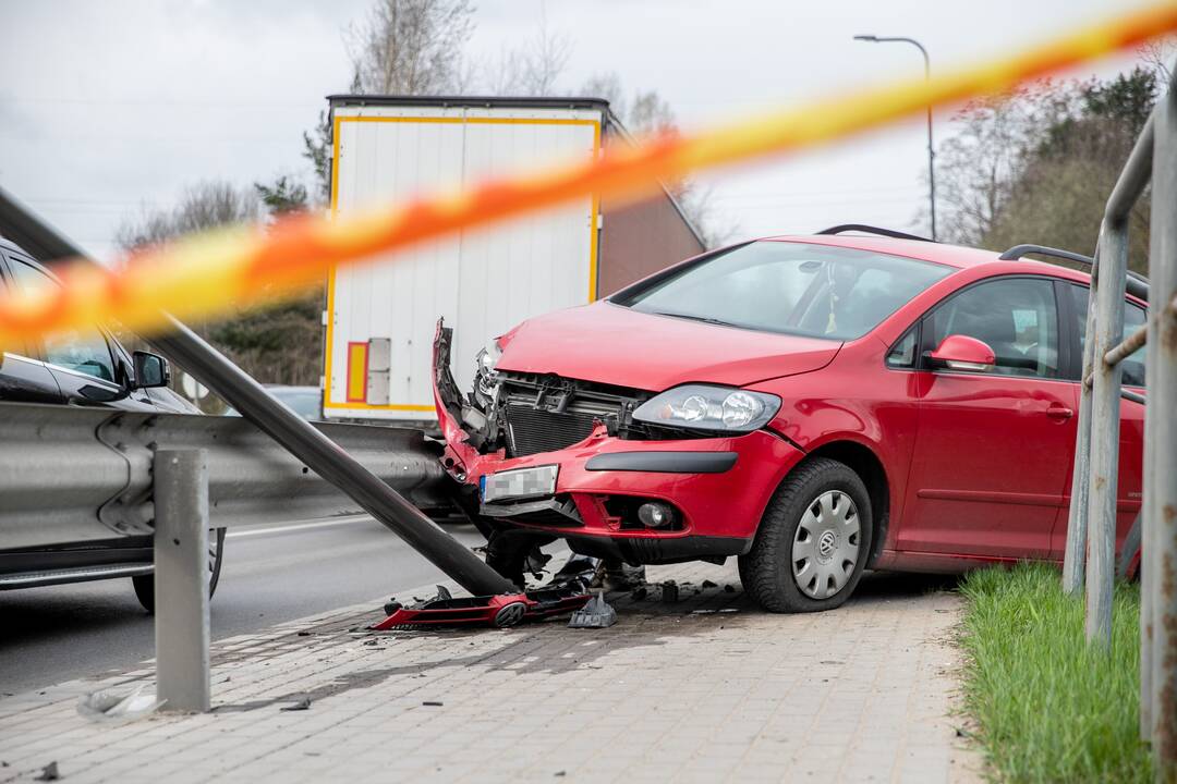 Kaune ant atitvaro pavojingai pakibo moters vairuojamas „Volkswagen“