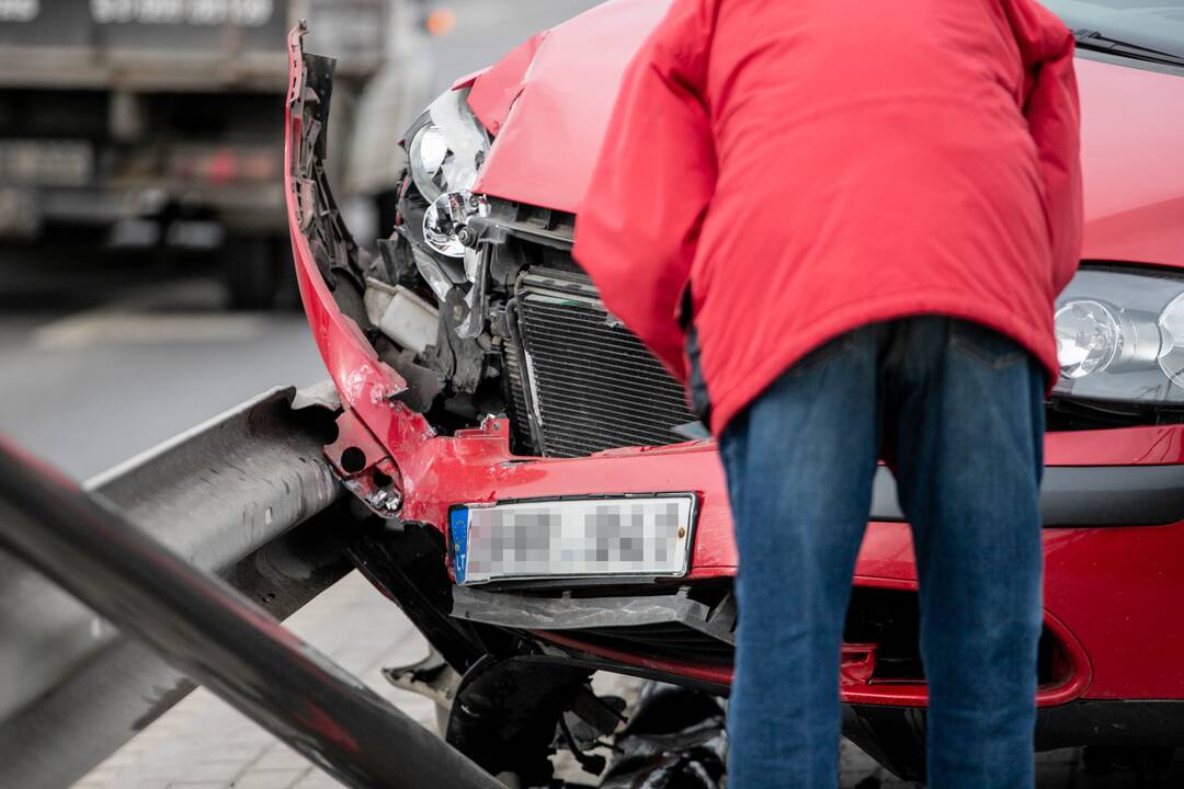 Kaune ant atitvaro pavojingai pakibo moters vairuojamas „Volkswagen“