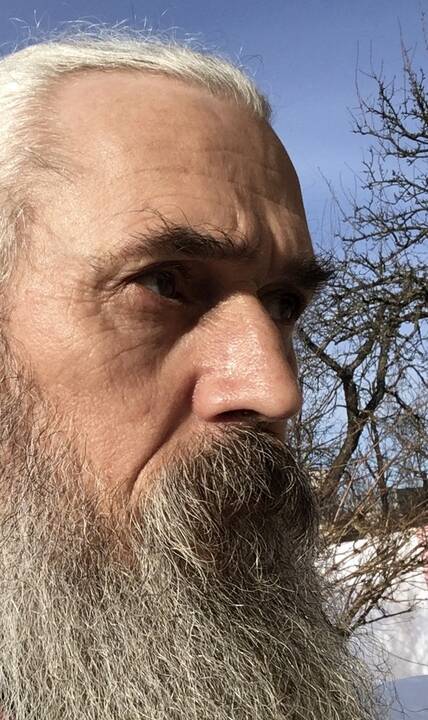 Atmintis: „Saulėlydis. / Kasdien atsipjaunantis žemės. / Kada nors jos neliks. Bet. / Ir tada jos pakaks / atsigulti“, – šios K. Navako eilės iškaltos jo antkapiniame paminkle.