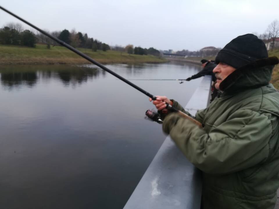 Kanale pagauta žuvimi Viktoras ne tik pradžiugina žmoną, bet ir pavaišina kaimynus.