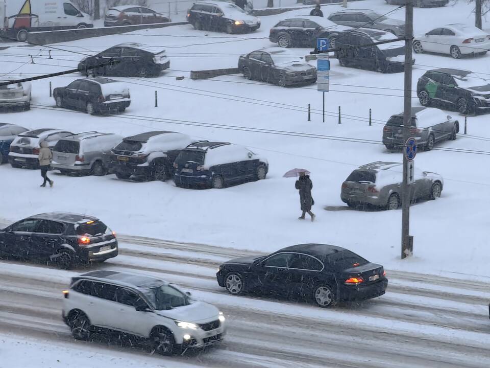 Kauną nuklojo sniegas
