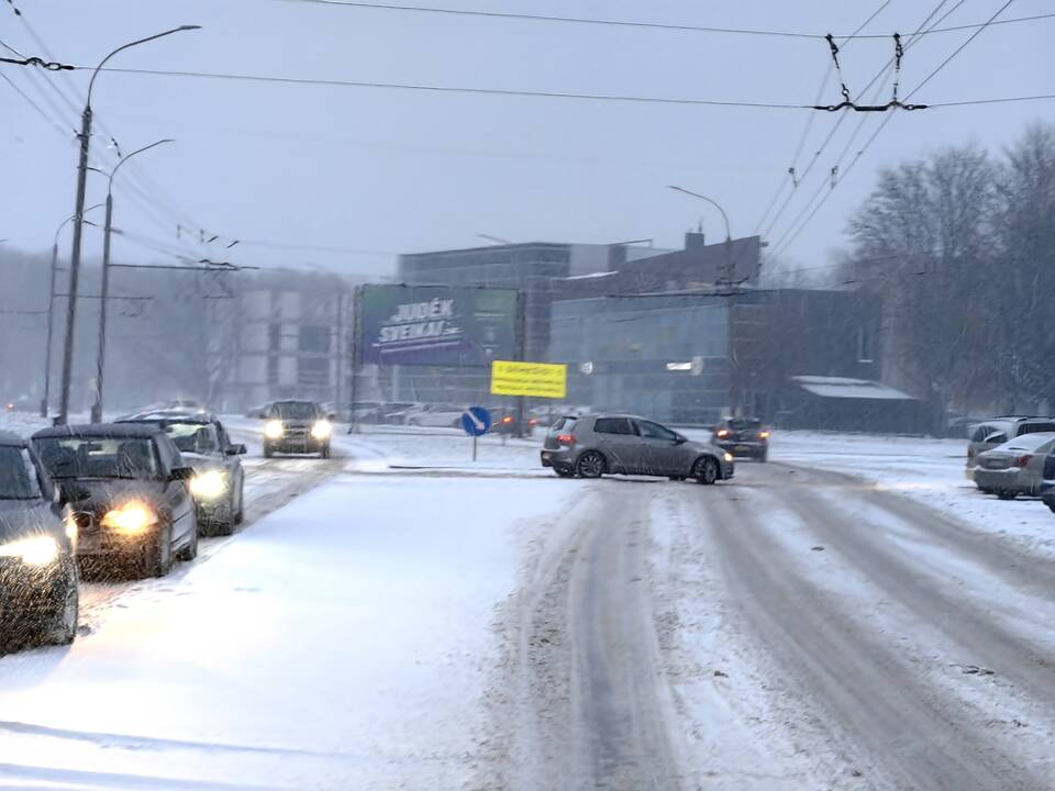 Kauną nuklojo sniegas