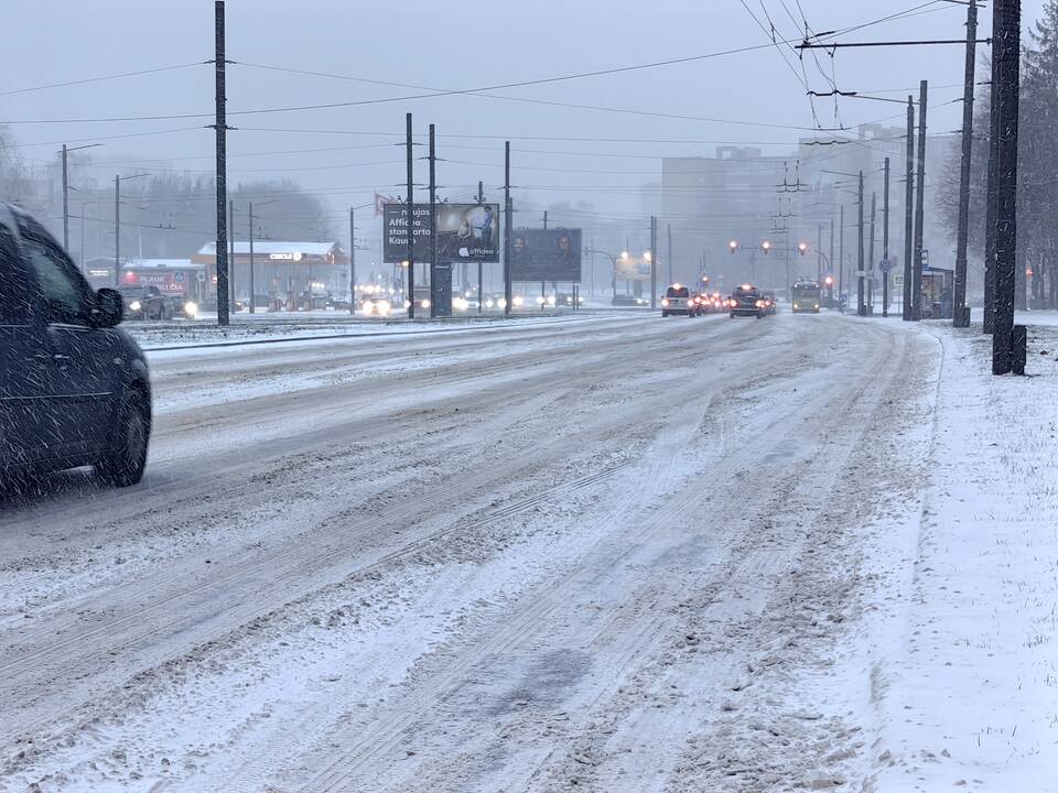 Kauną nuklojo sniegas