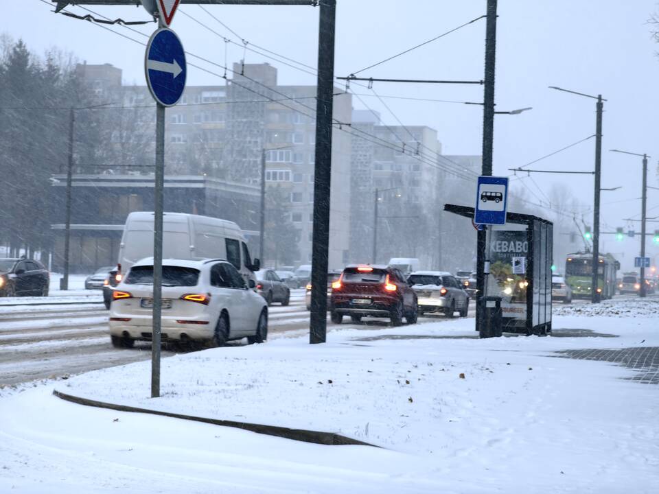 Kauną nuklojo sniegas