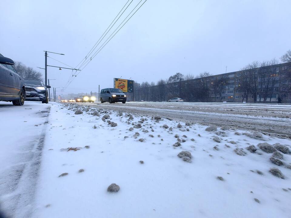 Kauną nuklojo sniegas