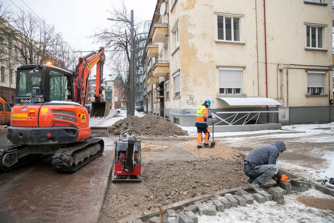 Kaune iškritęs sniegas kelių remonto darbų nestabdo