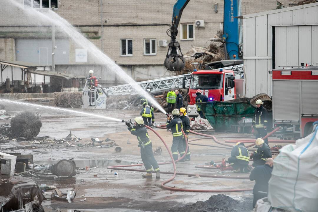 Didžiulis gaisras Kaune – atvira liepsna degė metalo krūva