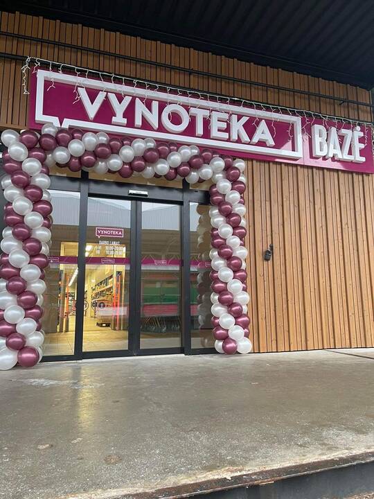 Nauja: parduotuvė „Vynoteka Bazė“ įsikūrė Kaune, prekybos miestelio „Urmas“ Žaliojoje galerijoje.