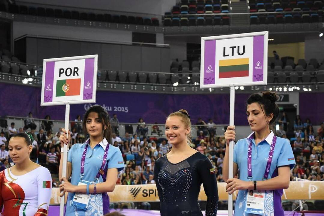 Egzotika: įveikusi gyvačių baimę Vaida atlieka numerį su pitonu.