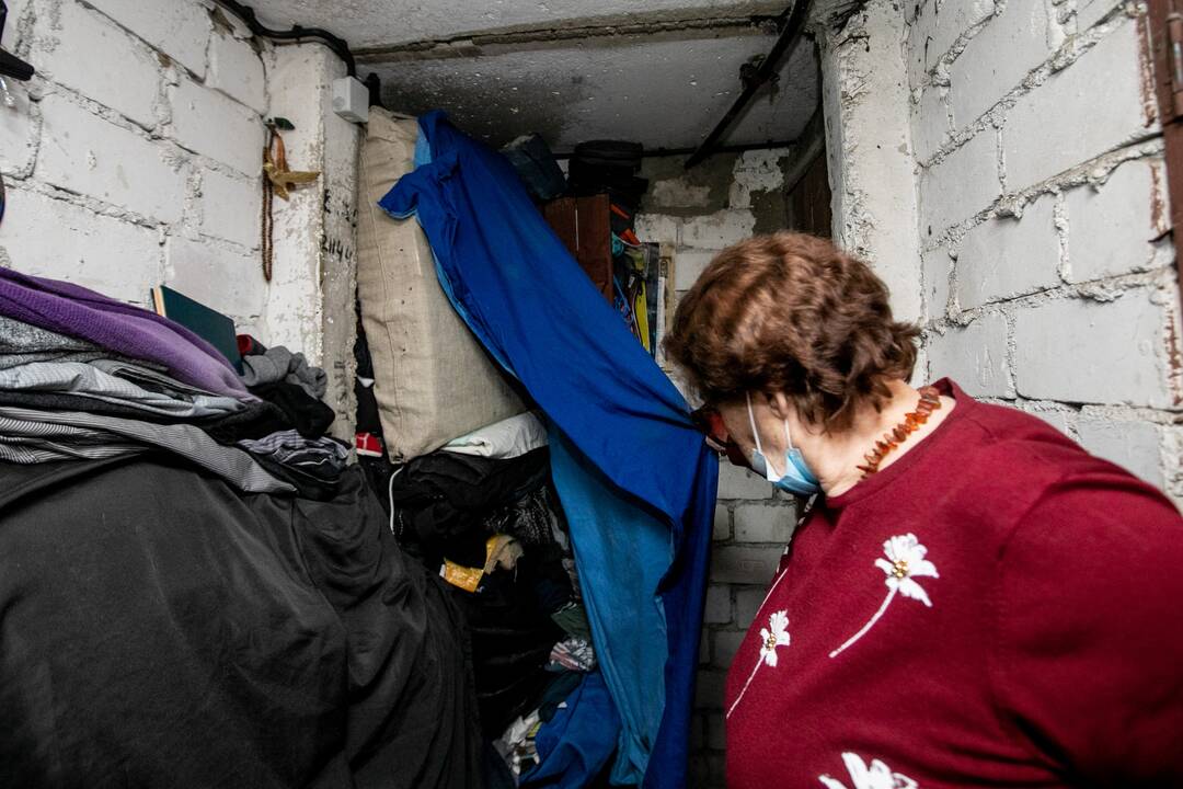 Smarvė: namo gyventojai nebežino, ko griebtis, – atliekomis ir daiktais užgriozdintas ne tik kaimyno butas, bet ir rūsys.