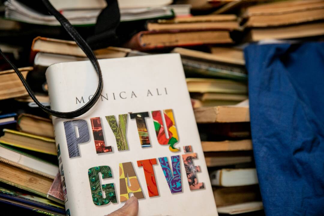 Smarvė: namo gyventojai nebežino, ko griebtis, – atliekomis ir daiktais užgriozdintas ne tik kaimyno butas, bet ir rūsys.