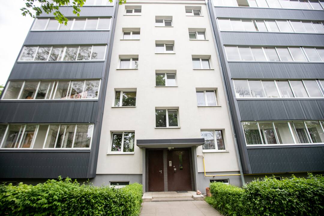 Smarvė: namo gyventojai nebežino, ko griebtis, – atliekomis ir daiktais užgriozdintas ne tik kaimyno butas, bet ir rūsys.