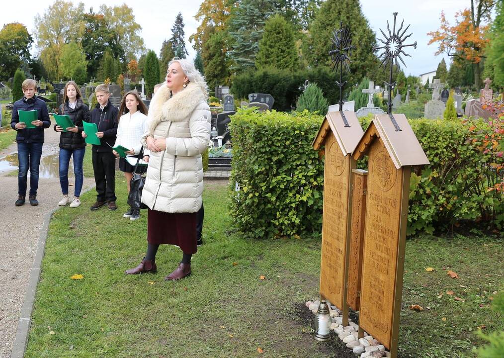 Pasirinkimas: po garbės ženklų įteikimo ceremonijos V.Makūnas, V.Adamkus, V.Pacevičius (šeštas iš kairės), Kauno arkivyskupas Lionginas Virbalas ir kiti himną giedojo Vilkijoje.